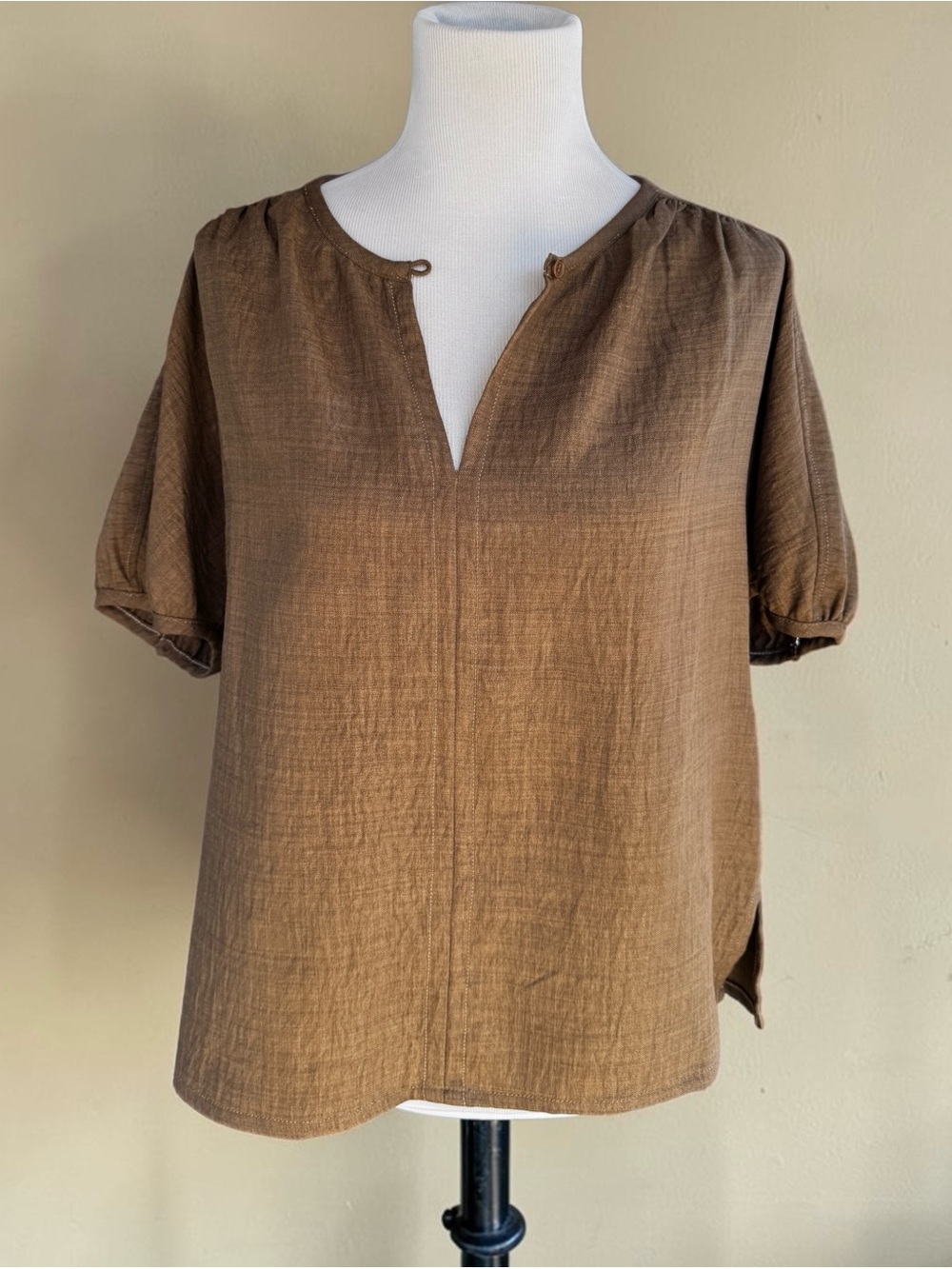 NWOT MAX STUDIO Brown Short Sleeve Split Neck Blouse Size Small